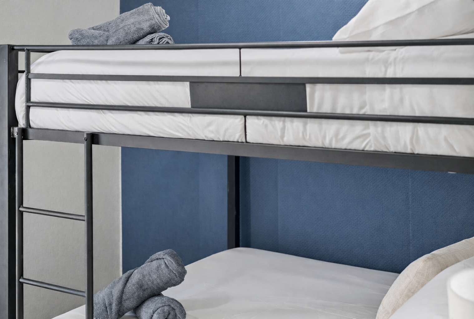 4 quartos, escrivaninha, ferros/tábuas de passar roupa, berço de viagem