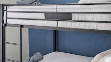 4 quartos, escrivaninha, ferros/tábuas de passar roupa, berço de viagem