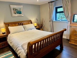 3 bedrooms, free WiFi, bed sheets - Morston Mews -  a self catering cottage that sleeps 6 guests  in 3 bedrooms (Morston)