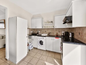 Refrigerador, horno, cafetera y tetera y tetera eléctrica