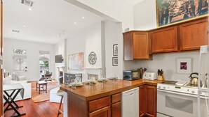 Una cocina moderna con armarios de madera, una isla central y un horno empotrado.