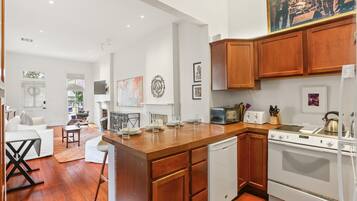 Kylskåp, mikrovågsugn, ugn och spishäll