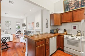 Een koelkast, een microgolfoven, een oven, een kookplaat