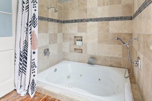 Dusche, Haartrockner, Handtücher, Shampoo