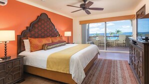 A bedroom with a large bed, two bedside lamps, a ceiling fan, a view of the ocean through a sliding glass door, and a balcony with outdoor seating. - Cozy 1-bedroom deluxe condo with AC in lovely San José del Cabo (San José del Cabo)