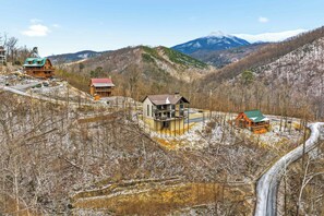 Exterior - Luxury Cabin, spectacular views, Hot Tub, Theater (Gatlinburg)