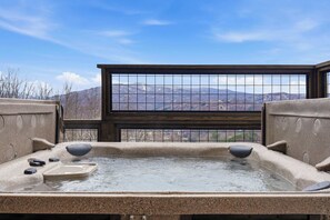 Outdoor spa tub - Luxury Cabin, spectacular views, Hot Tub, Theater (Gatlinburg)