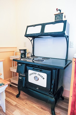 Interior. 1-bedroom highland cow cabin in Tahlequah ok near Illinois River/Tenkiller Lake