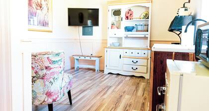 1-bedroom highland cow cabin in Tahlequah ok near Illinois River/Tenkiller Lake