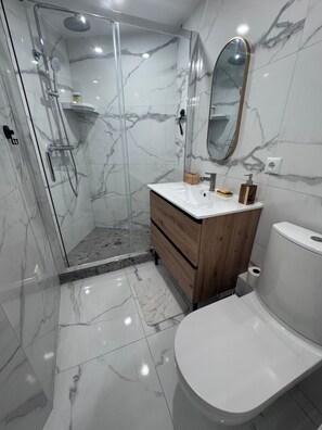 Chuveiro, secador de cabelo, toalhas de banho, sabonete