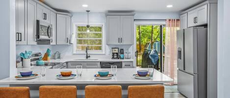 Réfrigérateur, micro-ondes, four, plaque de cuisson