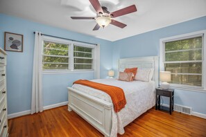 3 bedrooms, desk, iron/ironing board, free WiFi - Near High Point University & Furniture Market, Dog Friendly, Firepit & Grill (High Point)