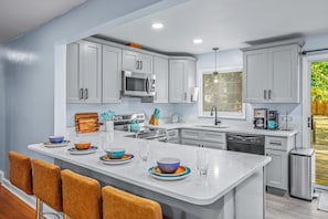 Fridge, microwave, oven, stovetop - Near High Point University & Furniture Market, Dog Friendly, Firepit & Grill (High Point)