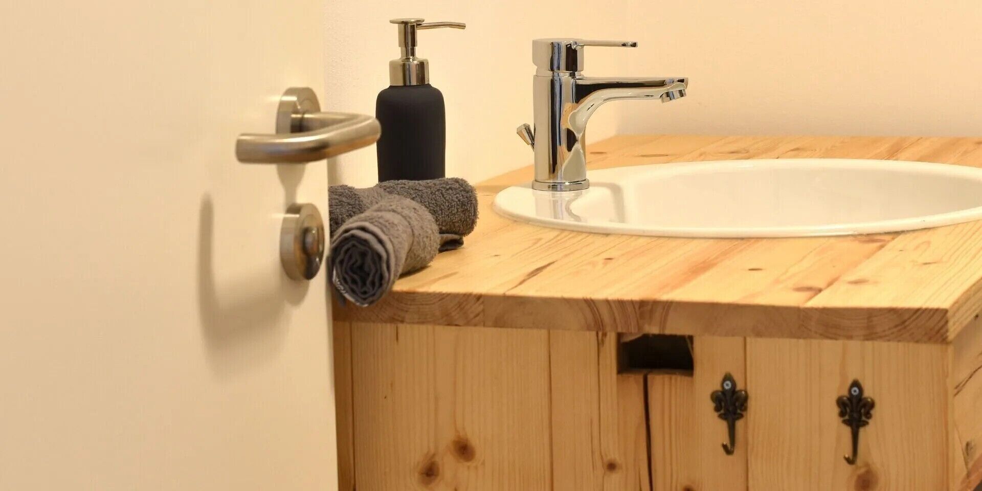 Ducha, secador de pelo, toallas y jabón