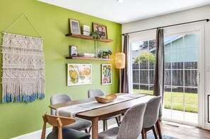 Dining - Casa Colibrí  Pet Friendly Wine Country Home Near the best of all things Sonoma (Santa Rosa)
