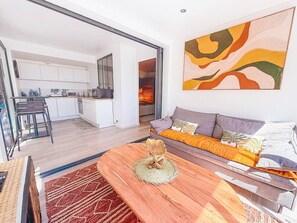 TV - Ti Lodge – A Romantic Getaway with Ocean View (Cul-de-Sac)