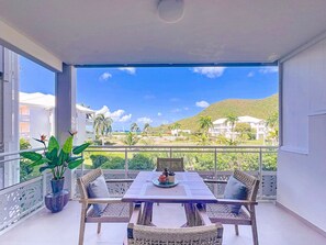 Outdoor dining - Au bord de l'eau – sea view, serenity and comfort (Anse Marcel)
