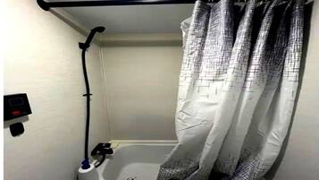 Asciugacapelli, asciugamani, sapone, carta igienica