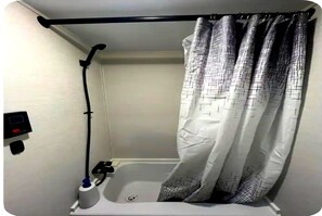 Secador de pelo, toallas, jabón y papel higiénico