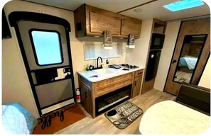 1 dormitorio, tabla de planchar con plancha, ropa de cama