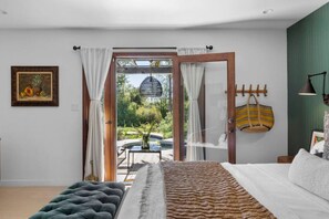 5 bedrooms, desk, iron/ironing board, free WiFi