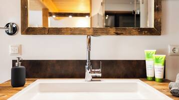 Dusche, Haartrockner, Handtücher, Seife