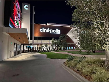 Esterni. Walkable to SoFi, Intuit Dome, Kia Forum World Cup