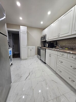 Private kitchen - 2 BR- 2 br Retreat w/ King Loft, Near Downtown, Hospital and Sport Arena (Peterborough)