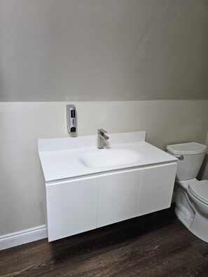 Unclassified image, 3 of 15, button - 2 BR- 2 br Retreat w/ King Loft, Near Downtown, Hospital and Sport Arena (Peterborough)