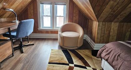 2 BR- 2 br Retreat w/ King Loft, Near Downtown, Hospital and Sport Arena