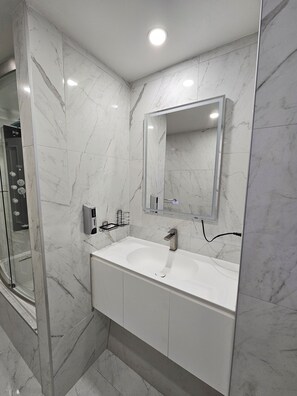 Unclassified image, 5 of 15, button - 2 BR- 2 br Retreat w/ King Loft, Near Downtown, Hospital and Sport Arena (Peterborough)