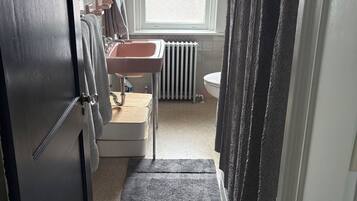 Een haardroger, handdoeken, zeep, toiletpapier
