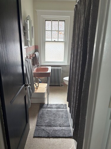 Roomy 2 Bedroom Apartment 20 Minutes from Philadelphia