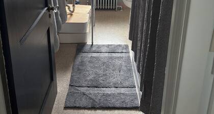 Roomy 2 Bedroom Apartment 20 Minutes from Philadelphia