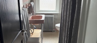 Roomy 2 Bedroom Apartment 20 Minutes from Philadelphia