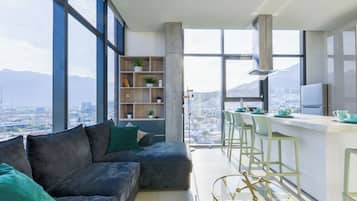 Suite Club, vista a la ciudad | Área de sala de estar | Smart TV de 42 pulgadas con canales digitales y servicios de streaming