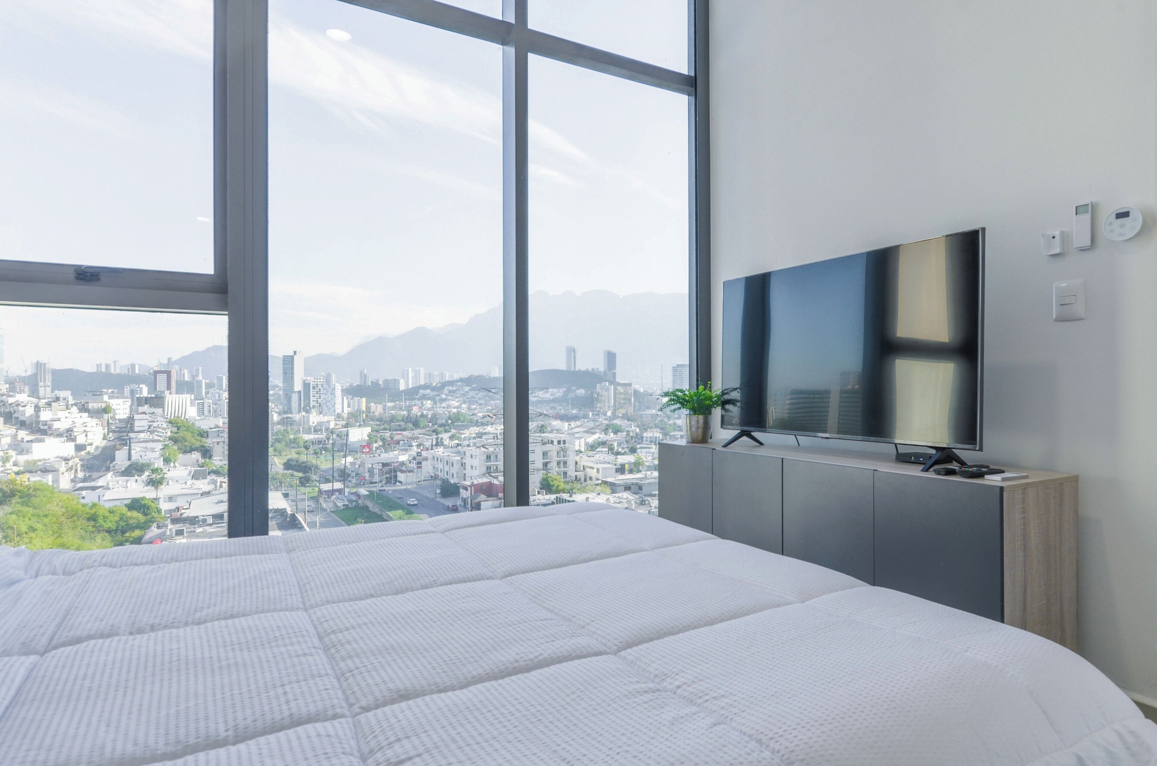 Suite Club, vista a la ciudad | Espacio para trabajar con laptop y cortinas blackout 