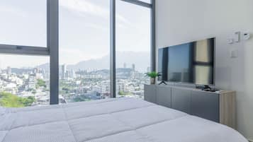 Suite Club, vista a la ciudad | Espacio para trabajar con laptop y cortinas blackout