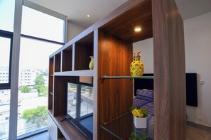 Studio, quang cảnh thành phố | Khu vực làm việc phù hợp cho laptop, màn/rèm cản sáng