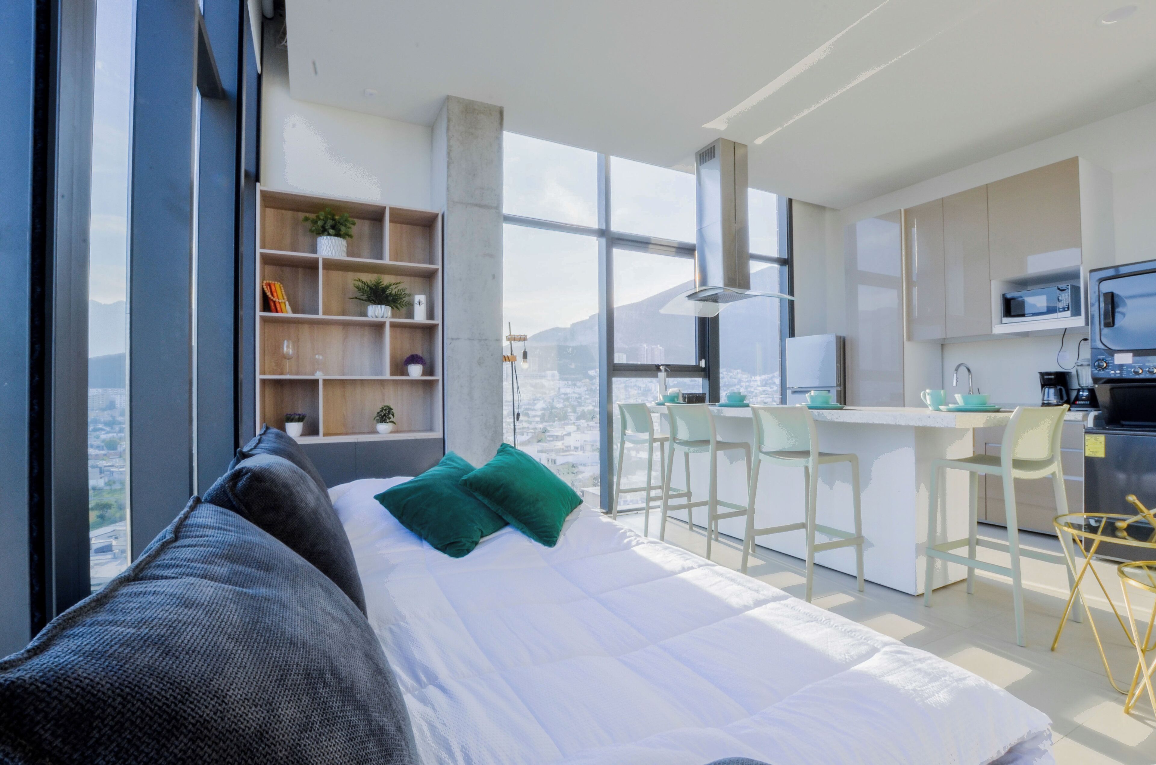 Suite Club, vista a la ciudad | Área de sala de estar | Smart TV de 42 pulgadas con canales digitales y servicios de streaming 