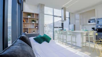 Suite Club, vista a la ciudad | Área de sala de estar | Smart TV de 42 pulgadas con canales digitales y servicios de streaming