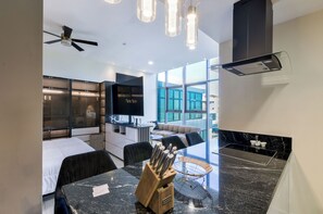 Deluxe Studio, City View | Dining room - Solara (Monterrey)
