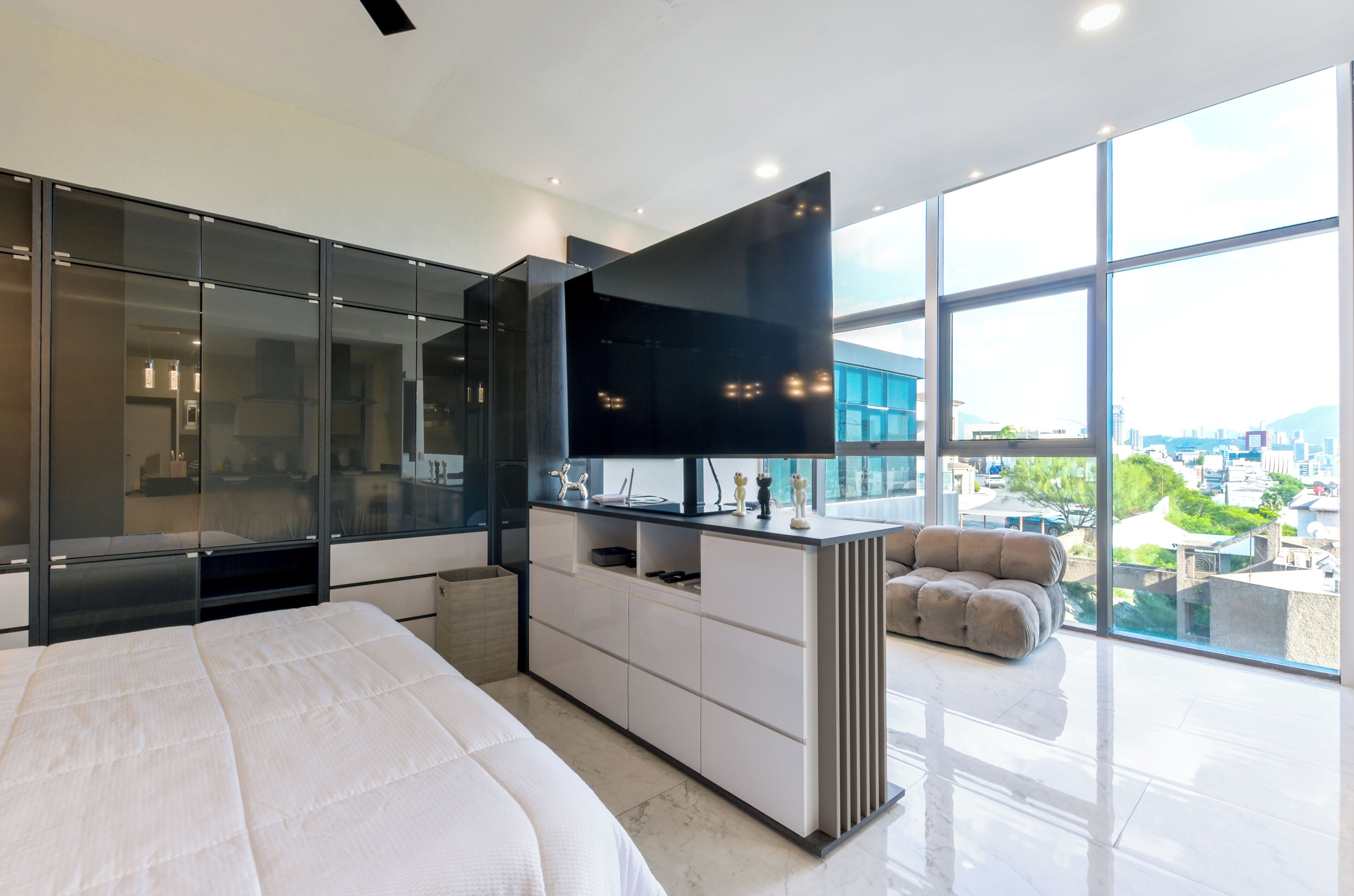 Deluxe Studio, City View | Laptop workspace, blackout drapes, iron/ironing board, free WiFi