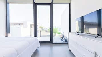 Estudio empresarial, vista a la ciudad | Espacio para trabajar con laptop y cortinas blackout
