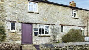 A stone cottage with a purple door, a small window, and a sign indicating it's a horse stable. - Horseshoe Cottage - sleeps 4 guests  in 2 bedrooms (Oxfordshire)