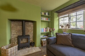 Fireplace - Horseshoe Cottage - sleeps 4 guests in 2 bedrooms (Oxfordshire)