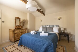 2 bedrooms, desk, iron/ironing board, WiFi - Horseshoe Cottage - sleeps 4 guests in 2 bedrooms (Oxfordshire)