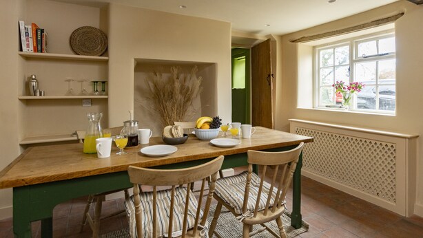 A kitchen with a wooden table, chairs, and a window with a view. - Horseshoe Cottage - sleeps 4 guests  in 2 bedrooms (Oxfordshire)