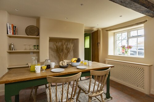 Horseshoe Cottage - sleeps 4 guests  in 2 bedrooms