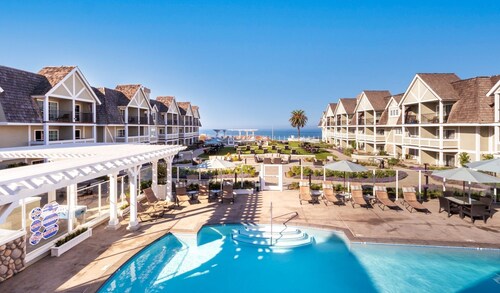 Comforts of Home ! Resort living, steps to the beach, restaurants & shops!